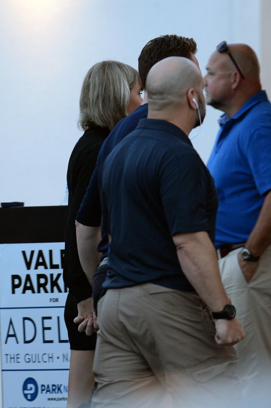 Taylor Swift und Tom Hiddleston laufen Hand in Hand zum Restaurant.