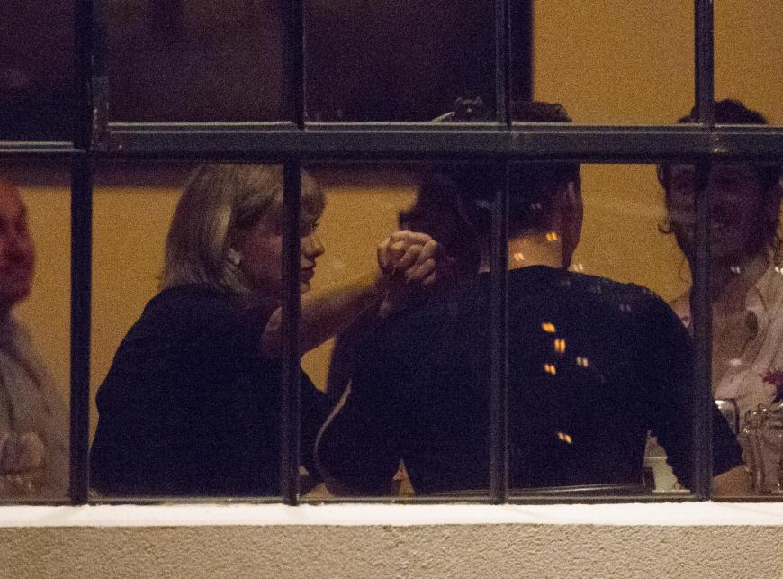 Im Restaurant zeigen sich Taylor Swift und Tom Hiddleston schwer verliebt.