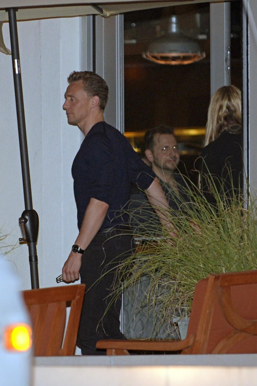 Händchen haltend verlassen Tom Hiddleston udn Taylor Swift das Lokal in Nashville.