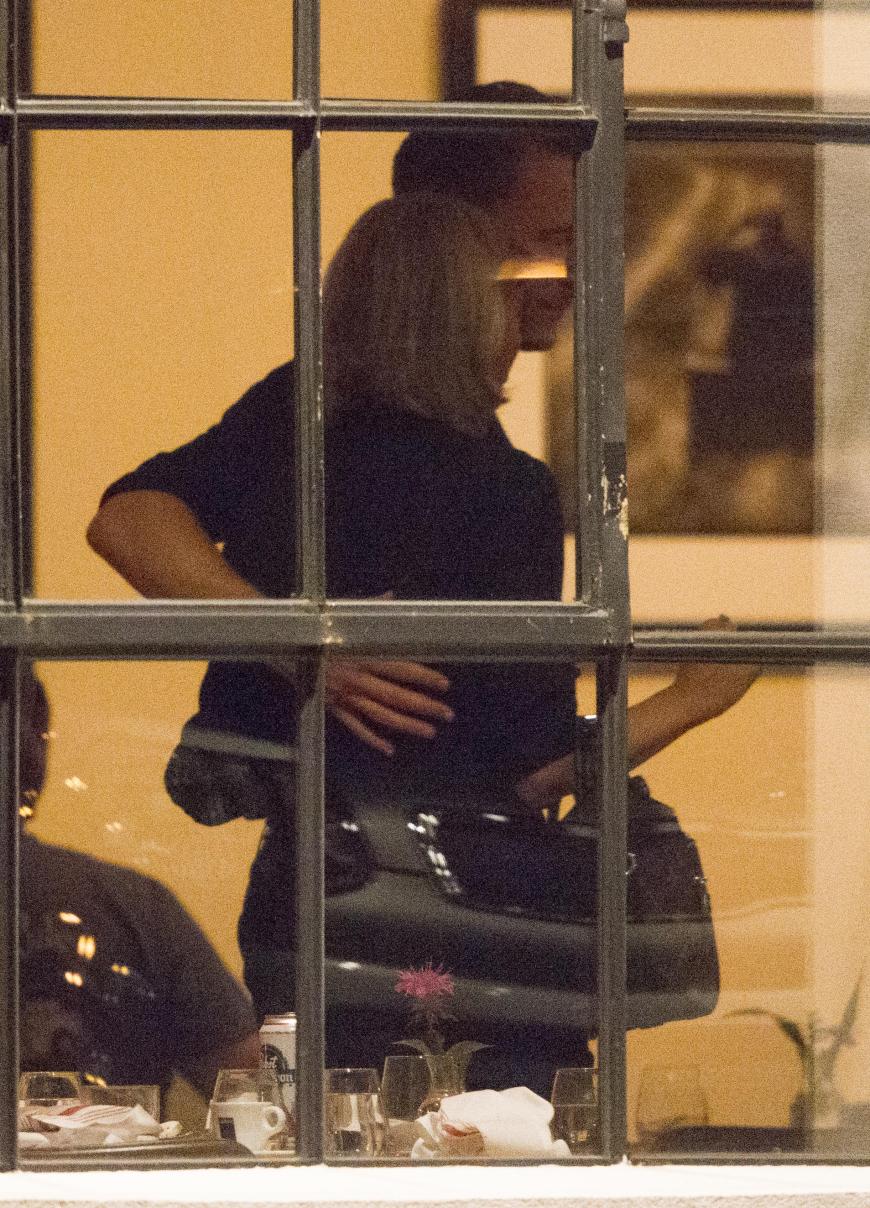 Tom Hiddleston umarmt seine Taylor.