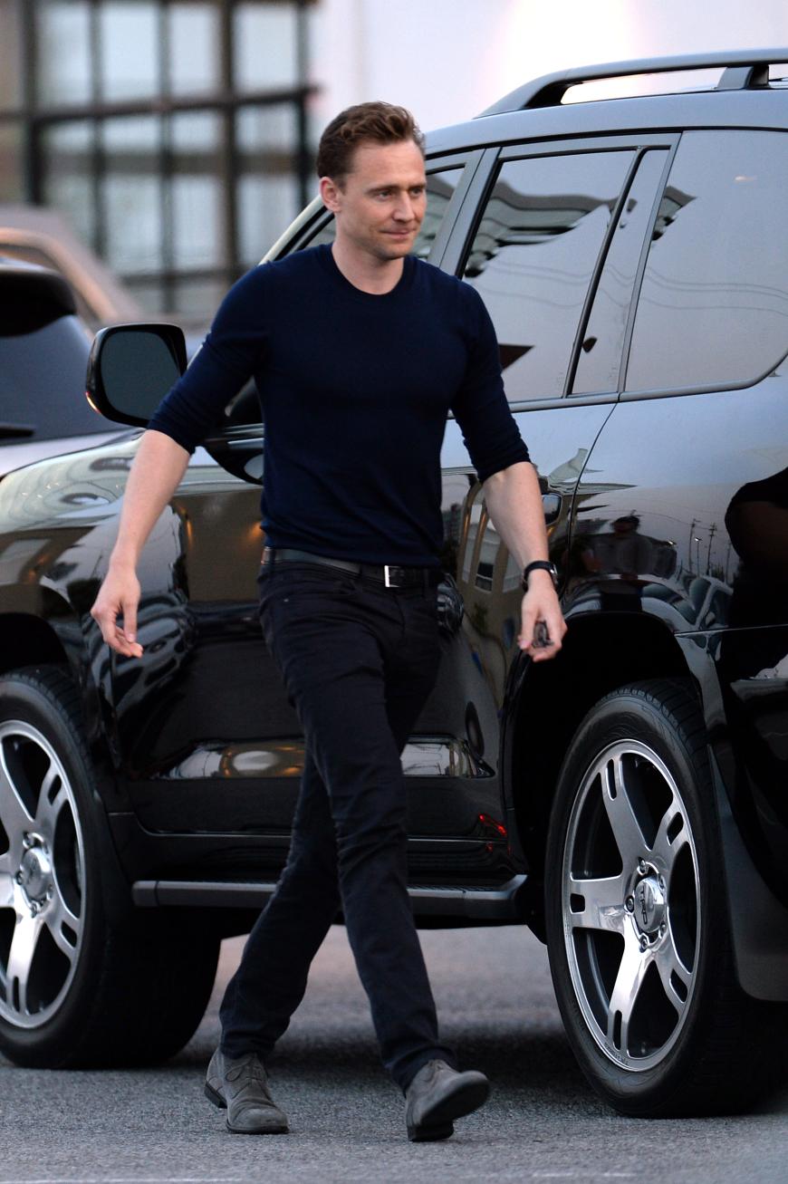Tom Hiddleston steigt aus dem auto aus, um Taylor Swift die Autotür aufzuhalten.