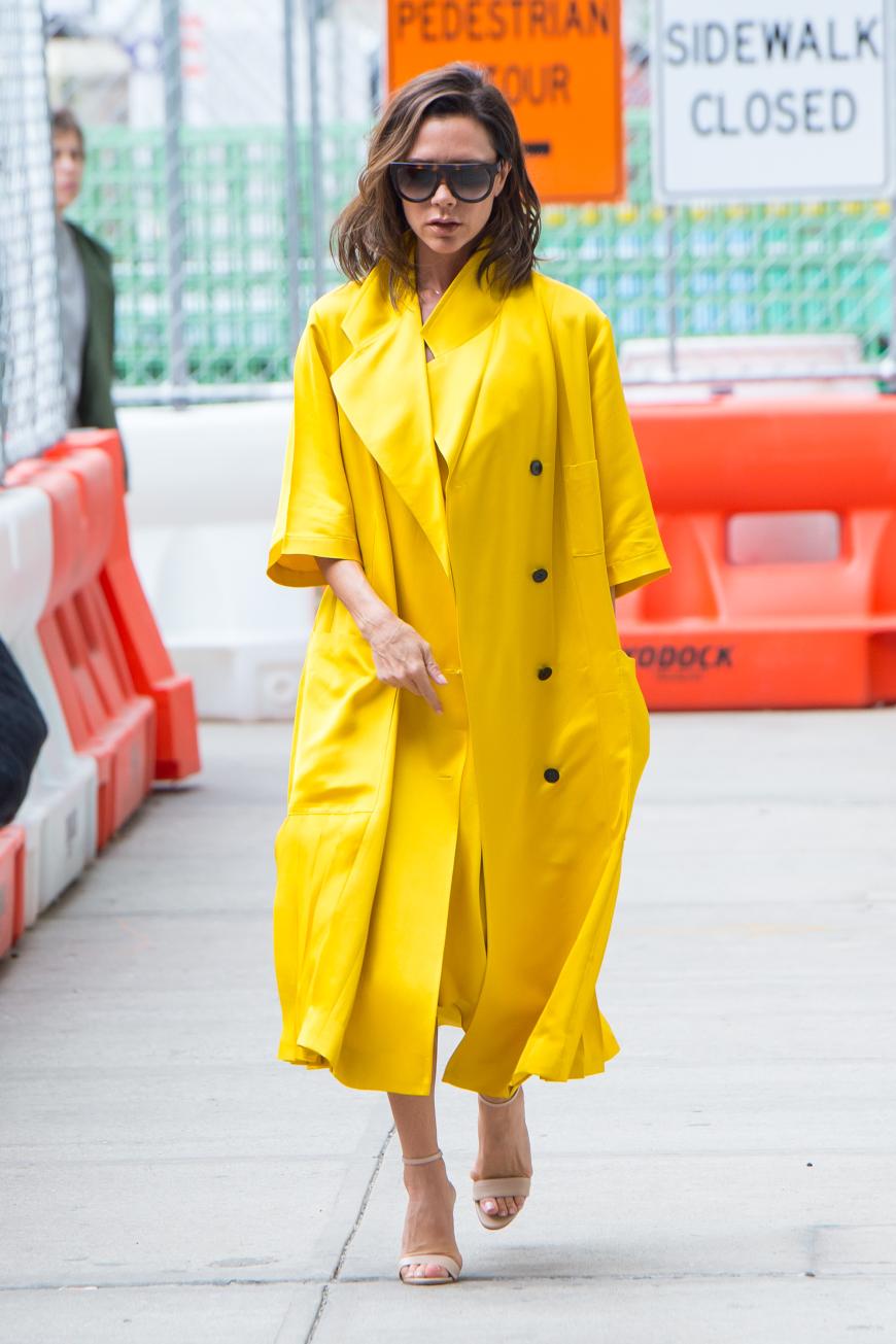 Beweist Victoria Beckham Style oder liegt sie mit diesem Outfit komplett daneben? Die Designerin setzt bei ihrem Spaziergang durch Chelsea, New York, auf einen Tweety-Gedächtnismantel.
