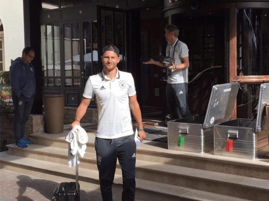 In wenigen Stunden bricht der DFB-Tross nach Lille auf - aber Benedict Höwedes ist offensichtlich jetzt schon startklar für die Weiterreise.