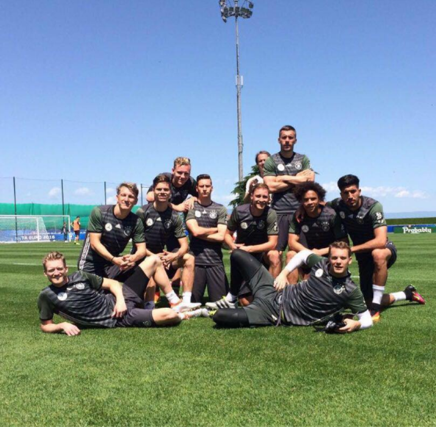 So sieht ein Sieger-Team aus! Hier posieren Bastian Schweinsteiger, Lukas Podolski, Manuel Neuer und Co. beim Training für ein Gruppenfoto.