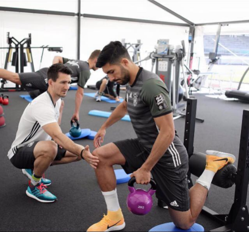 Weiter geht's mit dem Training: Bevor die Nationalmannschaft morgen, 26. Juni, das Spiel gegen die Slowakei bestreitet, fordern Emre Can und Co. ihre Muskeln mit Hanteln und Gewichten heraus.