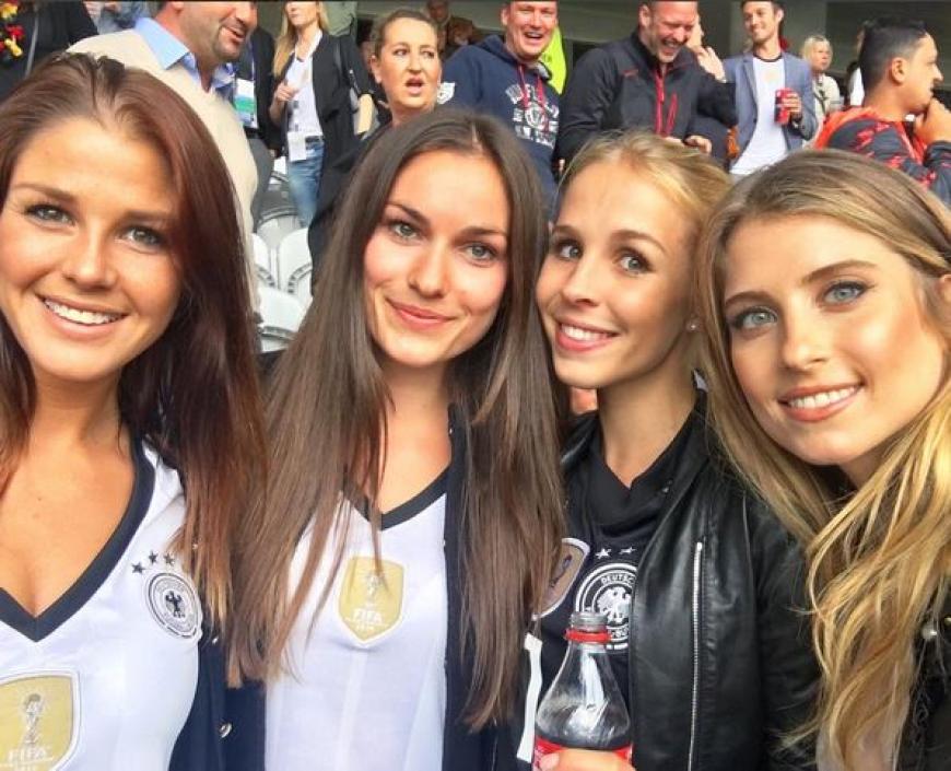 Na, bei dieser hübschen Unterstützung kann im Achtelfinale ja nichts mehr schief gehen: Lina Meyer (Freundin von Joshua Kimmich), Annika (Freundin von Jonas Hector), Nina Weiss (Freundin von Manuel Neuer) und Cathy Hummels (Ehefrau von Mats Hummels) feuern ihre Männer tatkräftig an.