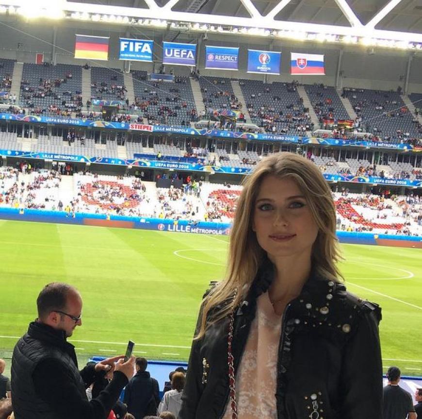 Cathy Hummels unterstützt ihren Mats Hummels und die restliche Nationalmannschaft im Spiel gegen die Slowakei live aus dem Stadion in Lille.