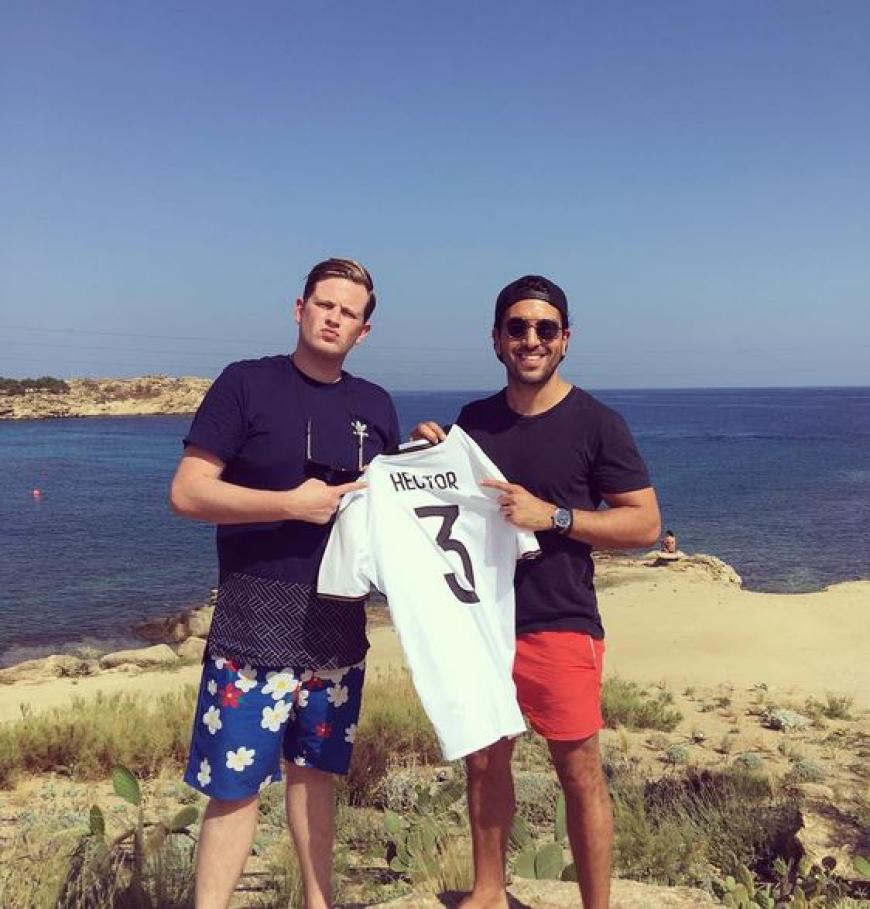 Elyas M' Barek fiebert beim Achtelfinale gegen die Slowakei aus dem Urlaub mit.