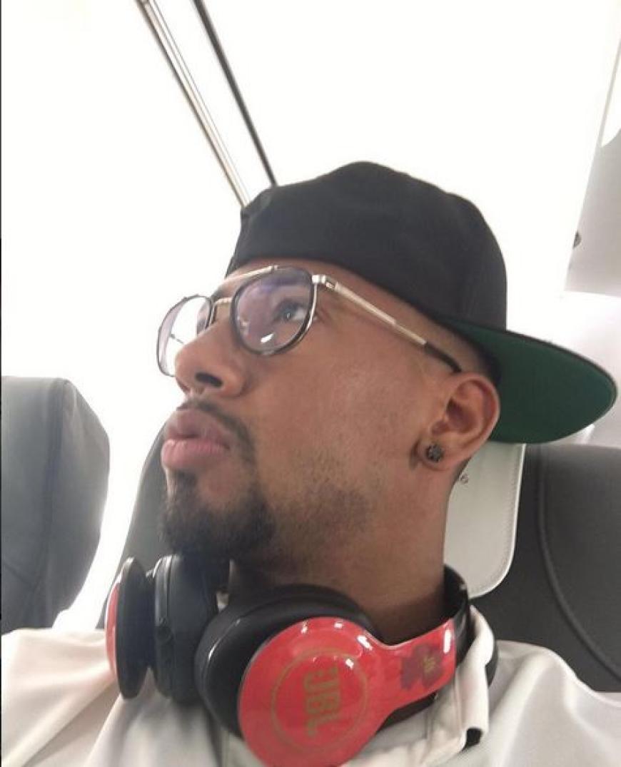 Grüße aus dem Flugzeug: Jérôme Boateng genießt die letzten Stunden vor dem großen Achtelfinale gegen die Slowakei.