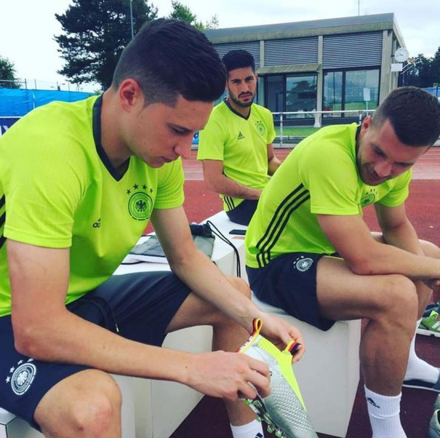 Die Ruhe vor dem Sturm: Julian Draxler und Lukas Podolski trainieren noch einmal vor der dem heutigen, 26. Juni, Achtelfinale gegen die Slowakei.
