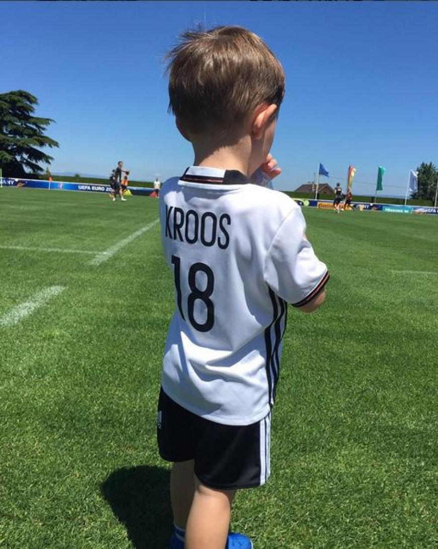 Aww! Toni Kroos' größter Fan ist sein Söhnchen Leon.