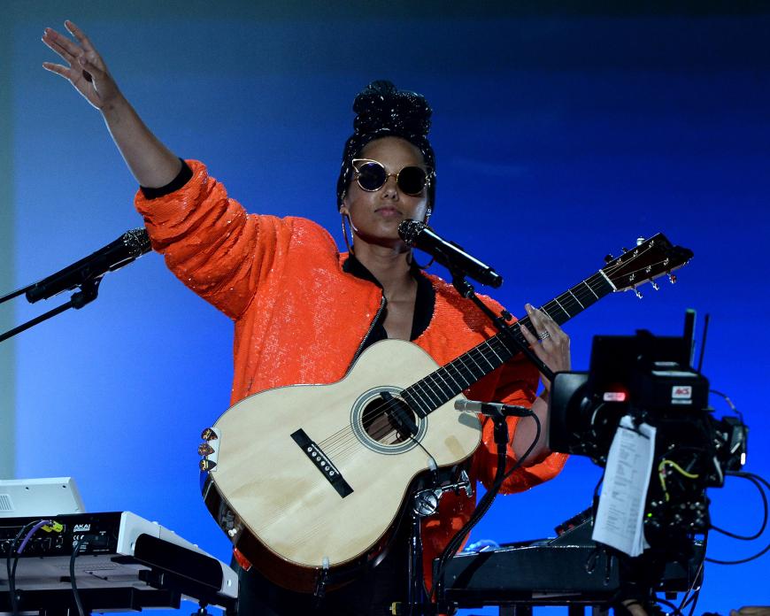 Coolste Performance: Alicia Keys rockte die Bühne mit Gitarre, Bomberjacke und Sonnenbrille.