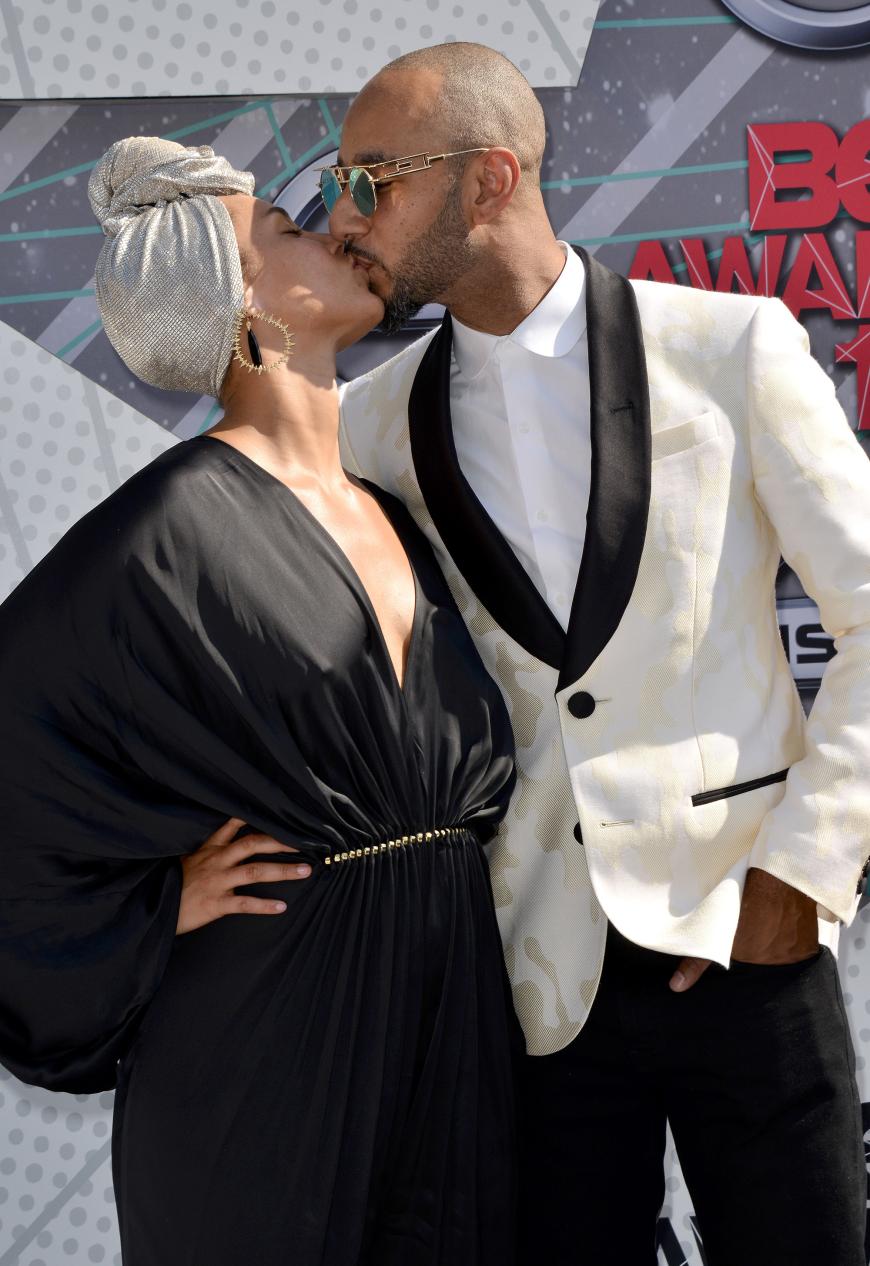 Love is in the air: Alicia Keys und Ehemann Swizz Beatz knutschten wie frisch verliebt auf dem Red Carpet.