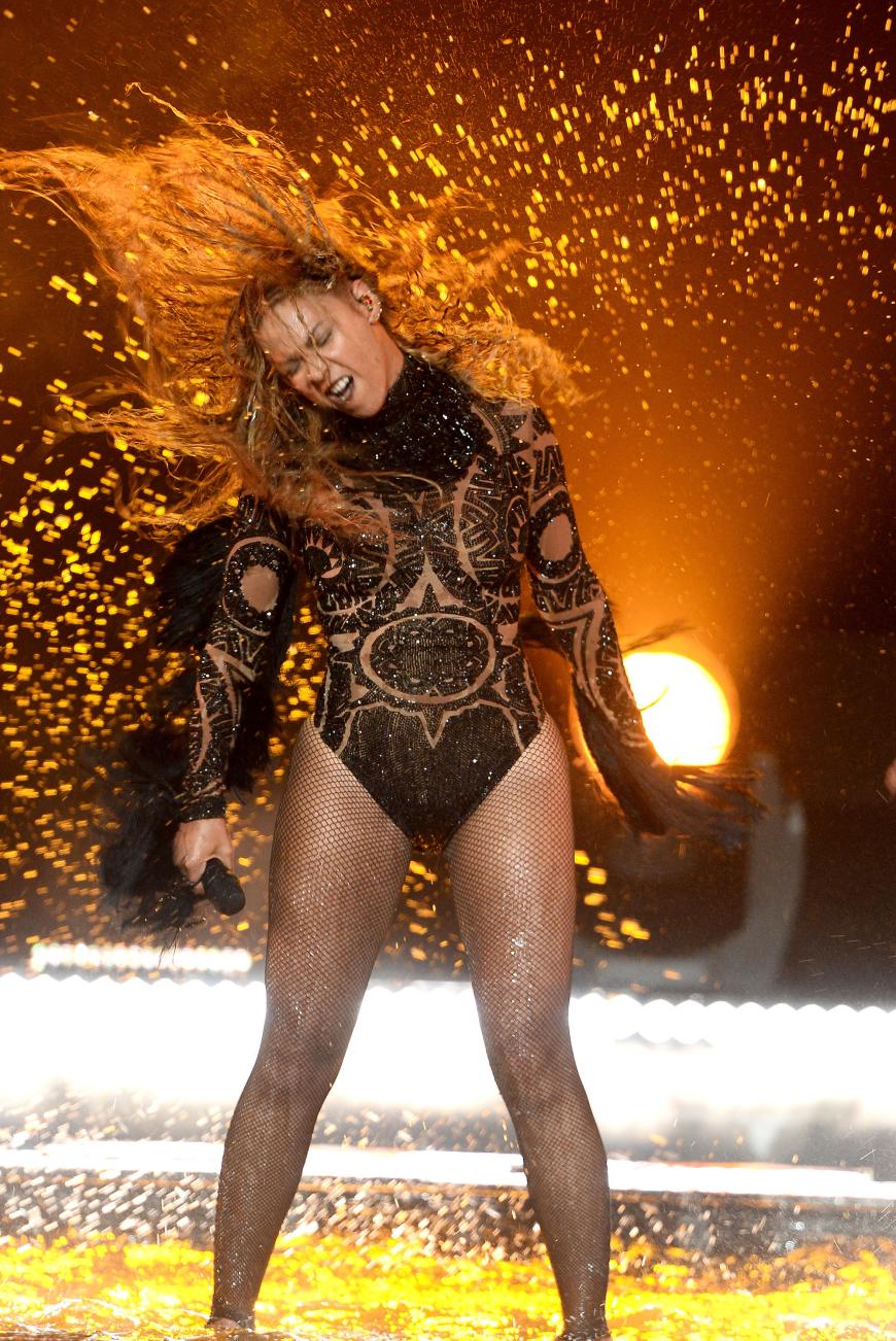 Wow: Beyoncé gab bei ihrer Eröffnungs-Performance alles und setzte die Bühne unter Wasser.