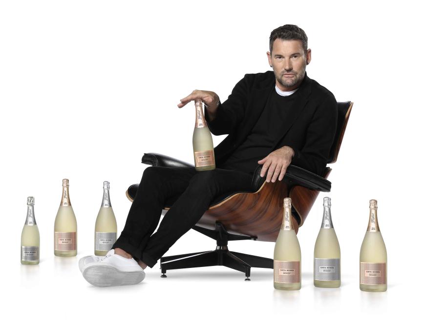 Der Tag ist gekommen: Michael Michalsky enthüllt seine neueste Kreation - Freixenets Liebling Carta Nevada im neuen Design.