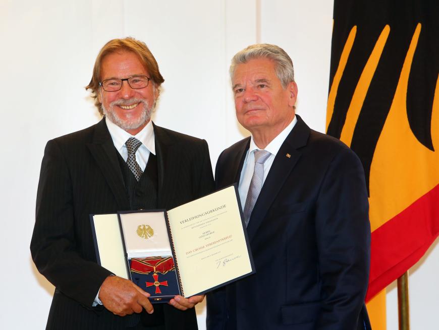 Götz George wurde am 6. September 2014 im Schloss Bellevue in Berlin von Bundespräsident Joachim Gauck das Bundesverdienstkreuz überreicht.