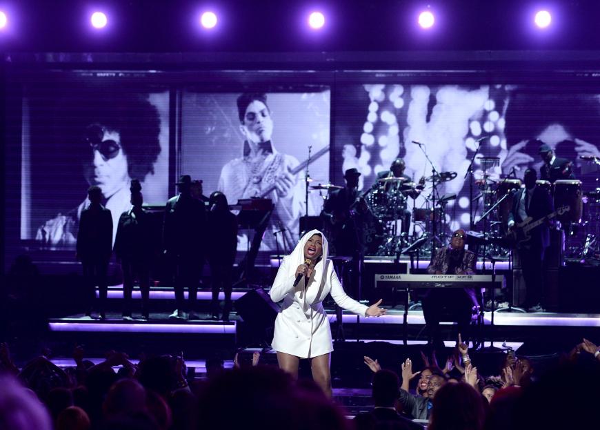 Noch ein emotionaler Moment: Jennifer Hudson sorgt mit ihrem Tribut für Prince für Gänsehaut.