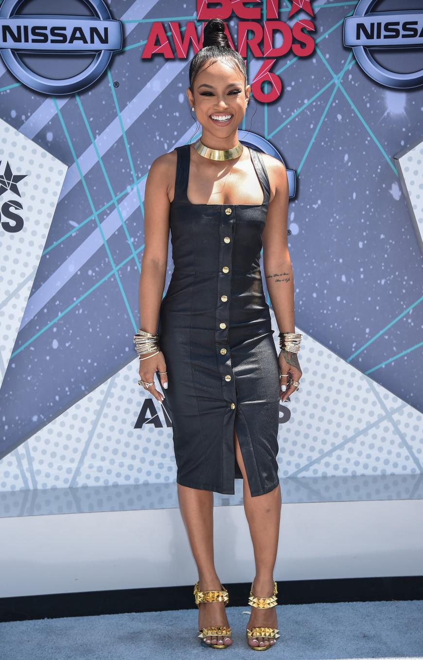 Chris Brown-Ex Karrueche Tran betonte ihre schlanke Figur in einem hautengen, knielangen Dress mit Knopfleiste.