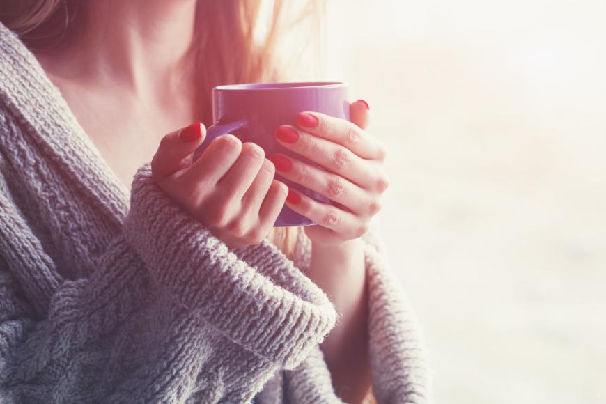 Dann lieber zu Wolljacke und Tee greifen: Eine gesunde Raumtemperatur liegt bei etwa 20 Grad, höher sollte die Wohnung auch nicht geheizt werden.