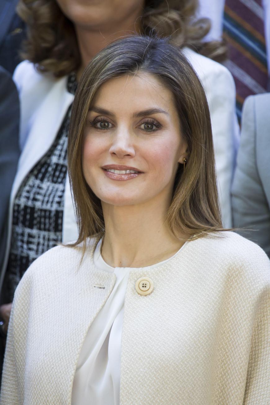 Glatte Haare, natürliches Make-up mit Lippenstift in Nude - so glänzt Letizia bei einer Besprechung in der Madrider Studentenresidenz.