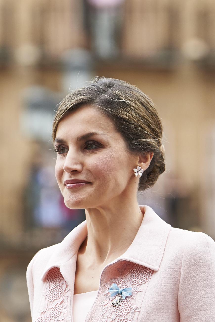 Elegant zeigt sich die ehemalige Journalistin in Zartrosa mit tief sitzendem Chignon.