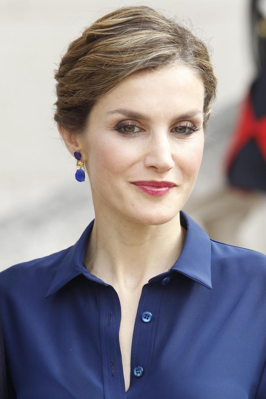 Klassischer Beauty-Look á la Letizia: Rosa Lippenstift, leichter pfirsichfarbener Blush, ausdrucksvolles Augen-Make-up