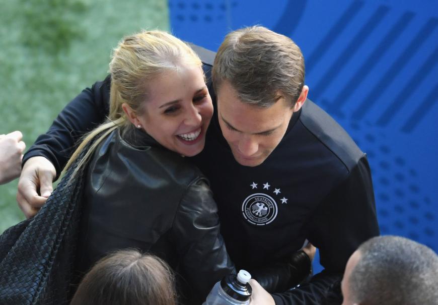 Manuel Neuer wirkt nach dem Spiel gegen die Slowakei erleichtert und glücklich an der Seite von Freundin Nina Weiss.