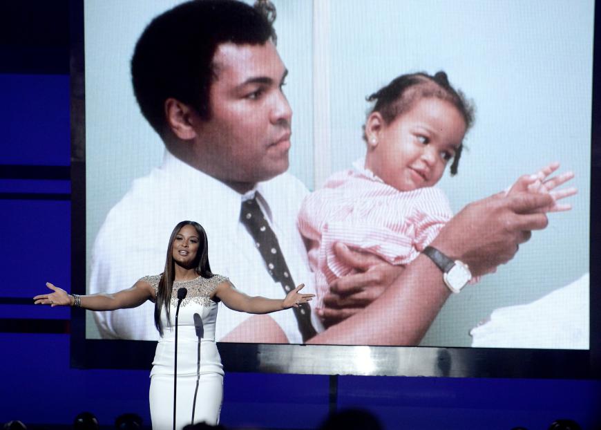 Emotionaler Moment: Laila Ali gedenkt ihrem verstorbenen Vater, Boxlegende Muhammad Ali.