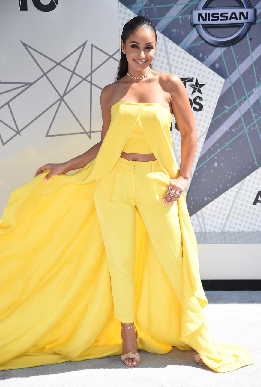 Sängerin Mya strahlte mit ihrem zitronengelben Outfit um die Wette.