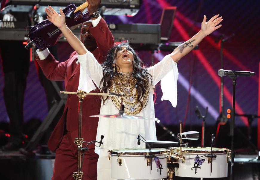 Die BET Awards endeten mit einem bewegenden Auftritt von Sheila E., der Ex-Verlobten von Prince.