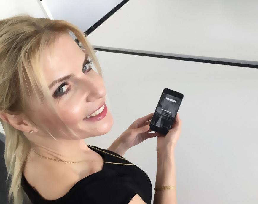 Ihr wichtigste App EyeFitU hat Tanja natürlich längst auf dem Handy.