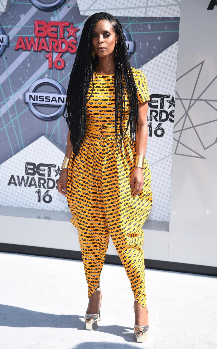 Schauspielerin Tasha Smith trug einen gelb-grün gemusterten Jumpsuit im MC Hammer-Style.