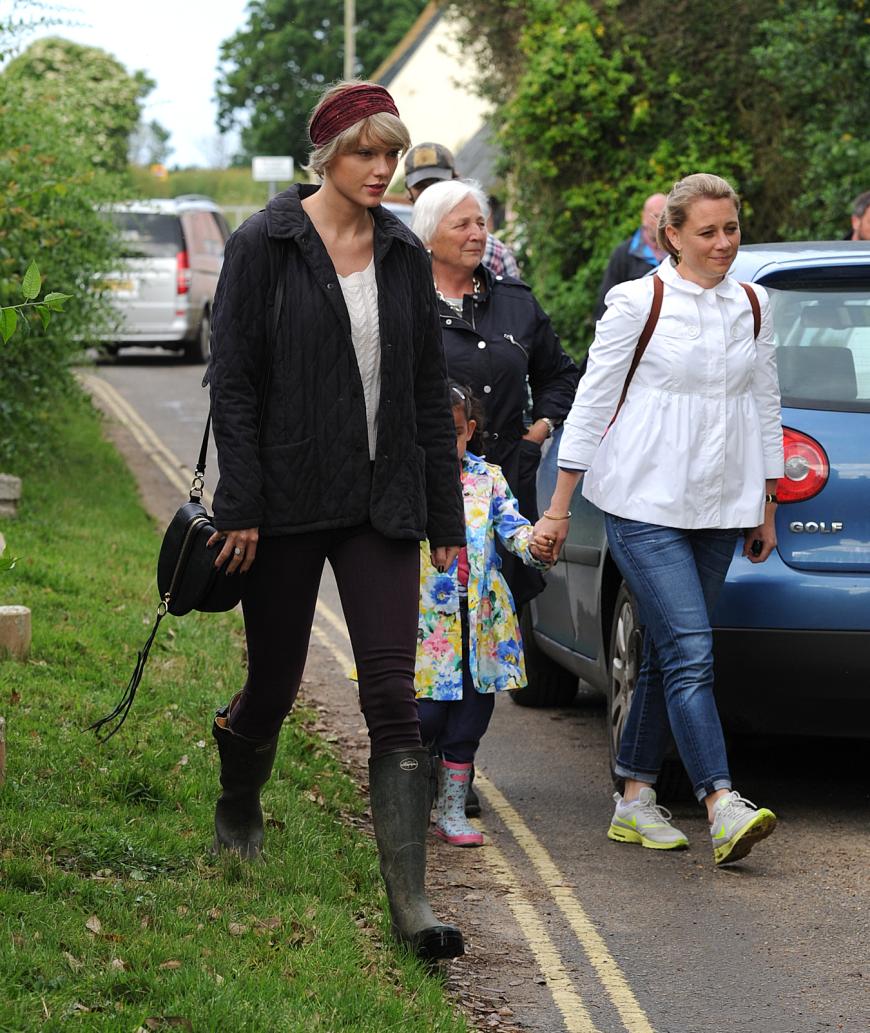 In Suffolk lernte Taylor Swift Toms Mutter Diane Hiddleston kennen.