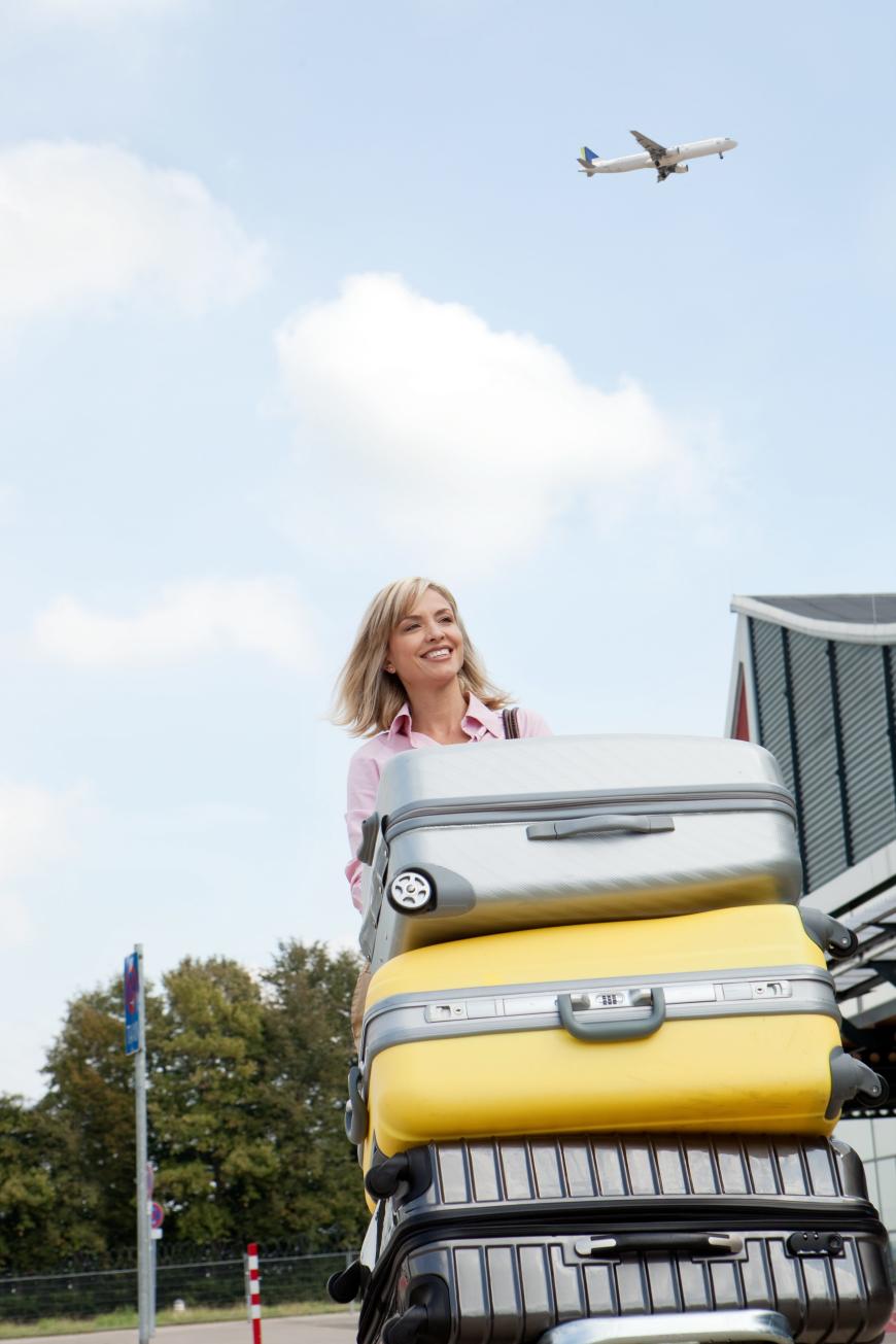 AB IN DIE LUFT Bei Reisen mit dem Flugzeug immer auf das Gewicht des Koffers achten. Sonst kann es schnell teuer werden.