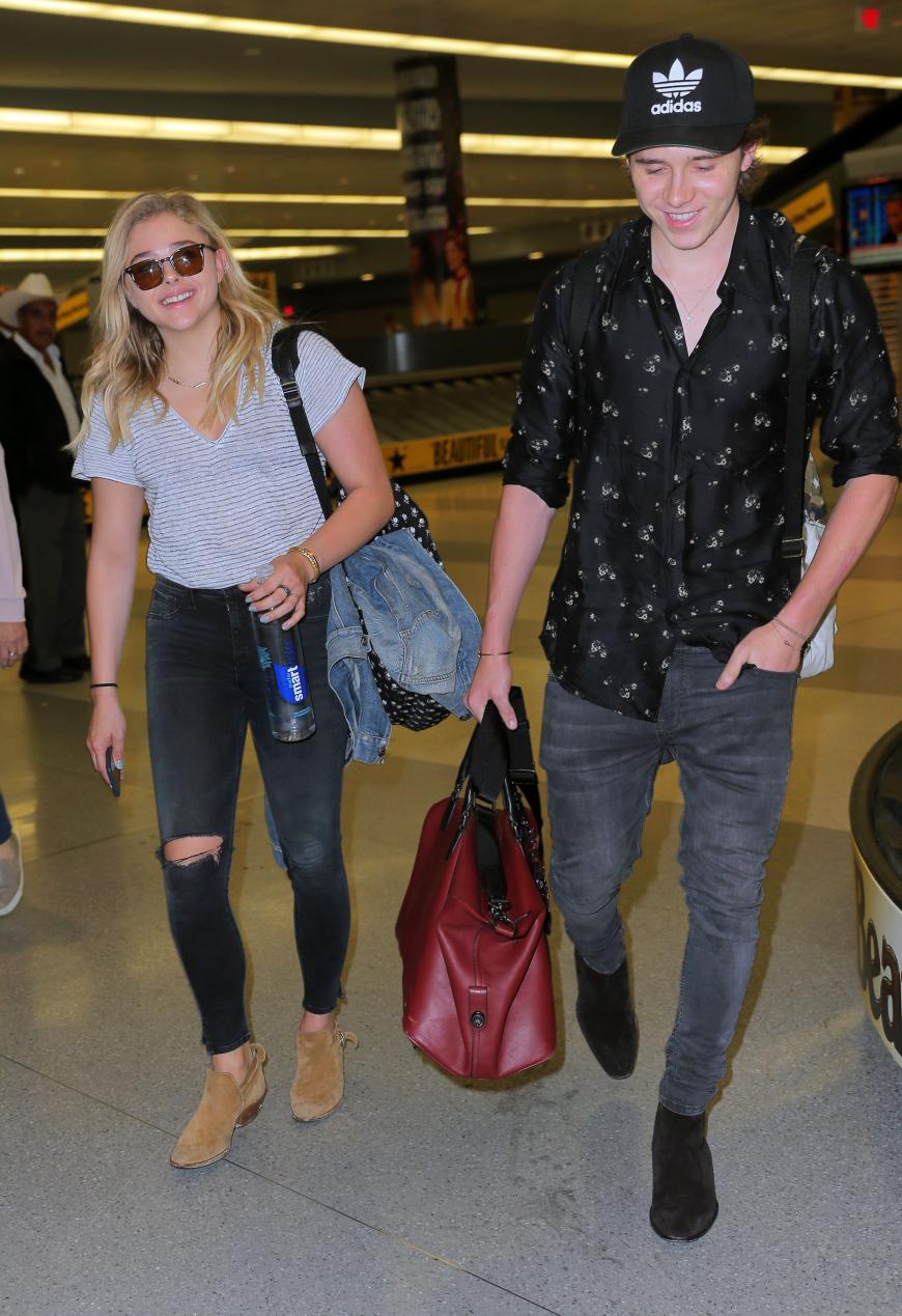 Chloë Grace Moretz und ihr Freund Brooklyn Beckham jetten bereits in jungen Jahren um die Welt - hier kommt das Paar gerade am Flughafen in New York an und hat sichtlich gute Laune.