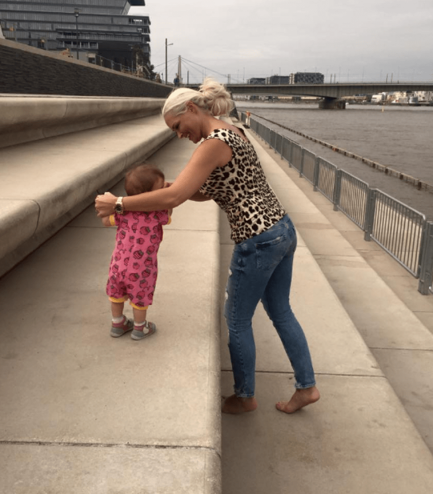 Daniela Katzenberger übt mit Tochter Sophia das Laufen.