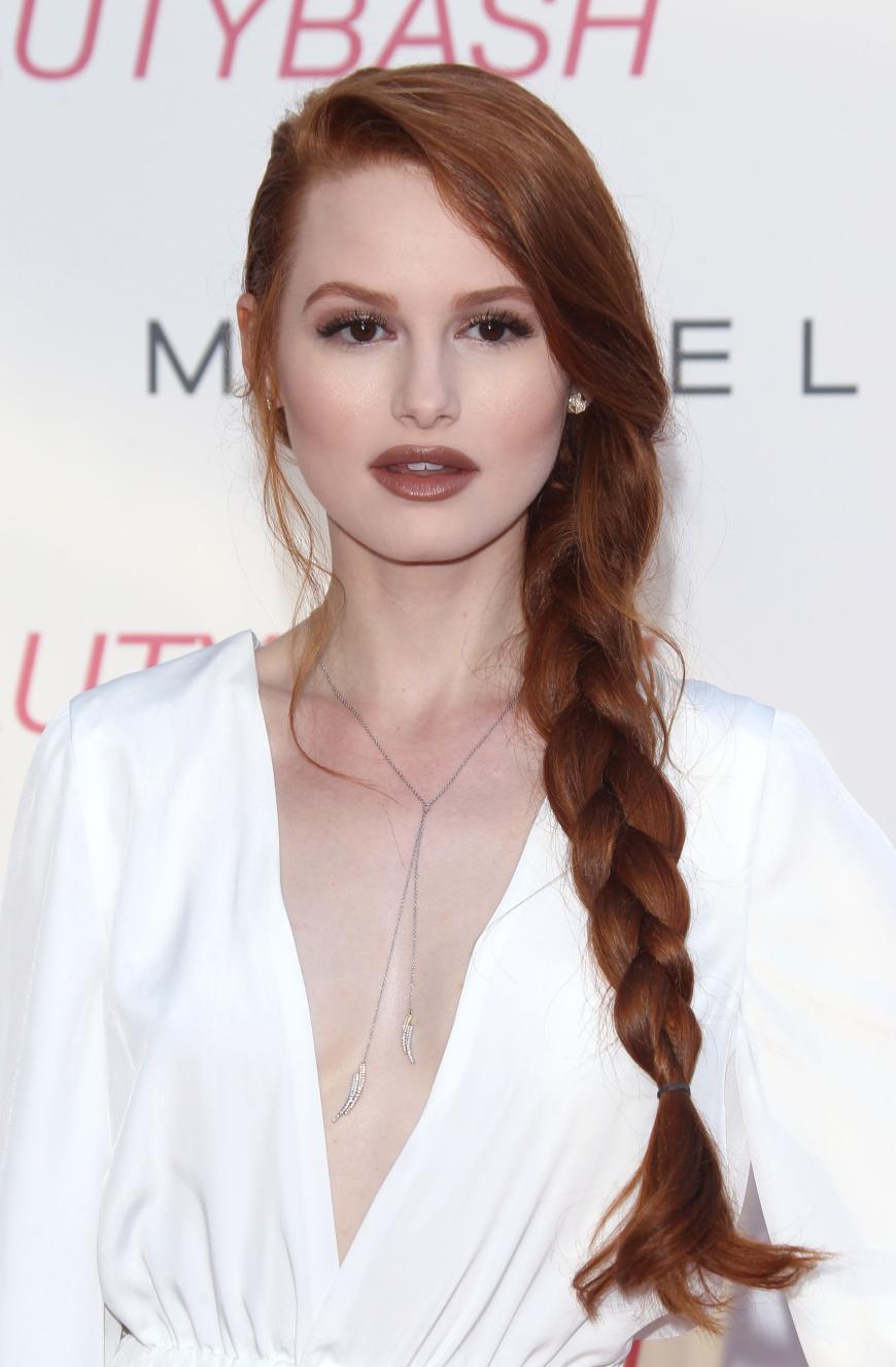 Madelaine Petsch setzt ihr Lippen und Lider in einem Kupferton perfekt in Szene