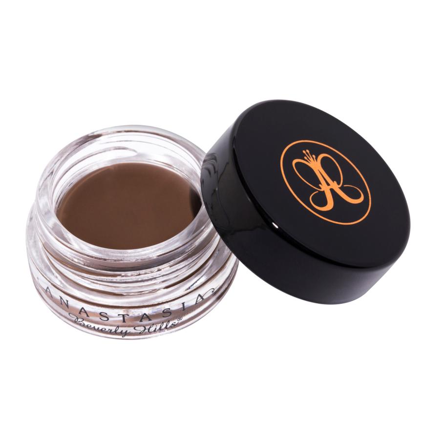 Simone: WOW!-BROWS gibt’s ab sofort aus dem kleinen, aber feinen Döschen. Ob grafische Form oder dezentes Sty ling: Mithilfe der Pomade und einem abgeschrägten Pinsel lässt sich super easy jede Braue betonen. Wer mag, kann die Härchen mit transparentem Gel fixieren.
„Dipbrow Pomade“ von Anastasia Beverly Hills, cremige Pomade in „Blonde“, ca. 30 Euro, douglas.de