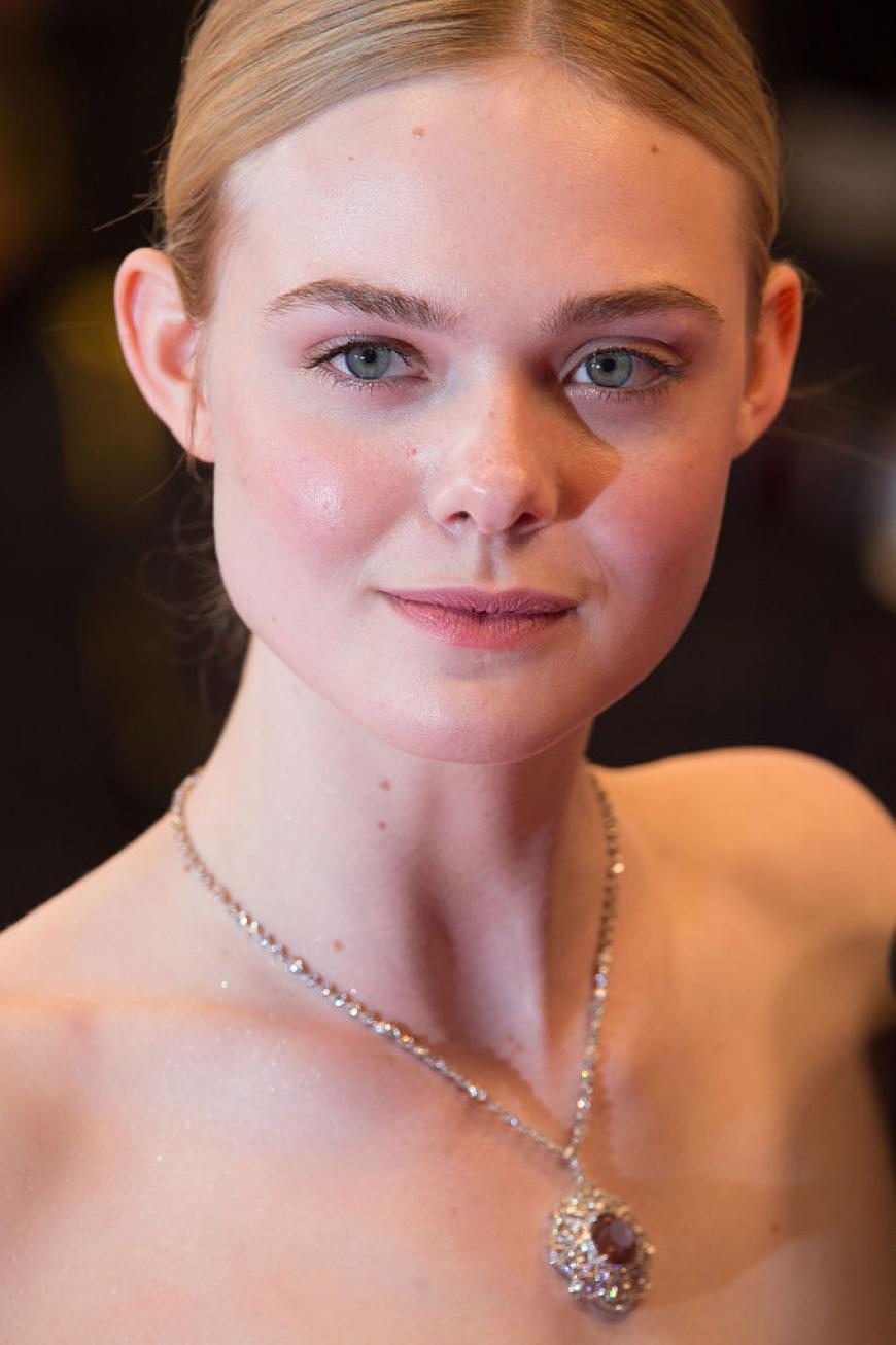 Ganz zart: Elle Fanning setzt auf ein dezentes Rosé.