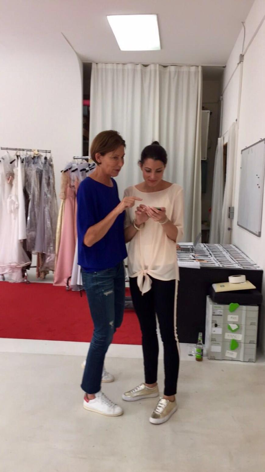 Designerin Eva Lutz (links) bei der Arbeit