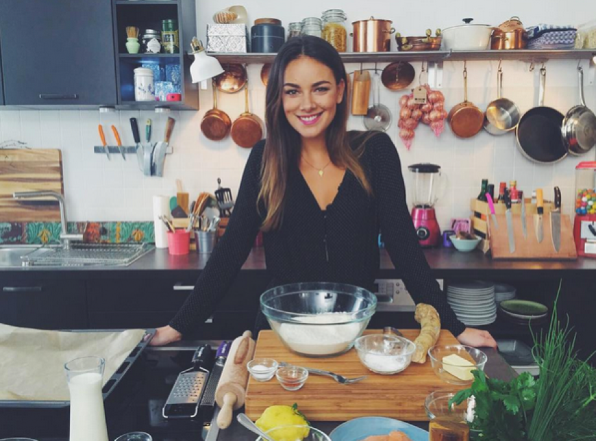 Kunterbunt: Janina lässt ihre Fans auf Instagram und Co. an ihrem Leben teilhaben. Sei es auf Reisen, beim Kochen, oder am „GZSZ“-Set.