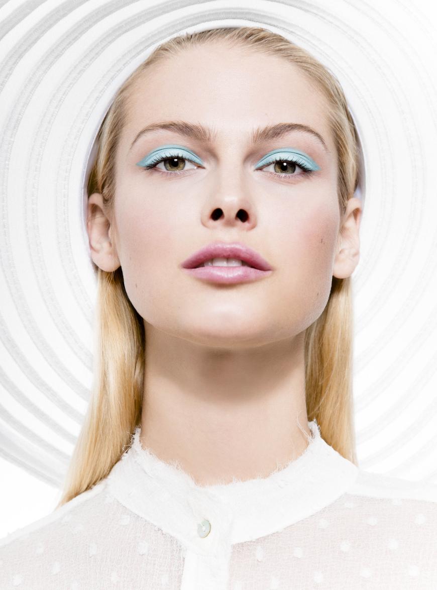 Aqua Girl – Darya mit aquafarbenen Lidern