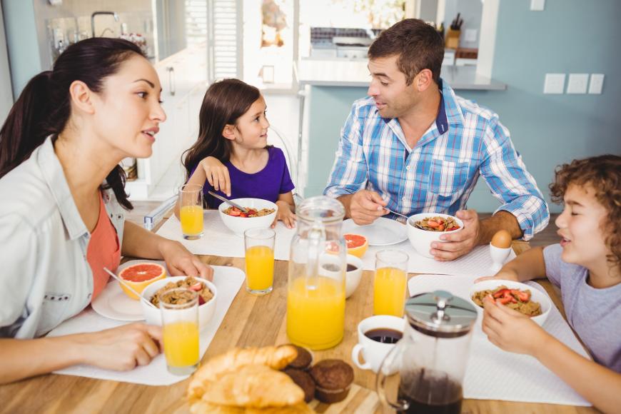 Ein gemeinsames Frühstück ist gut für die Ernährung und die Familie. Denn der gemeinsame Austausch mit den Eltern und Geschwistern gibt Kindern Stabilität und eine sichere Basis.