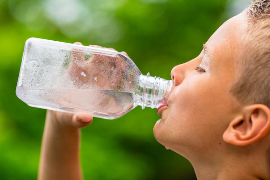 Und ganz wichtig: Trinken nicht vergessen. Besonders in der Schule trinken Kindern oft zu wenig.