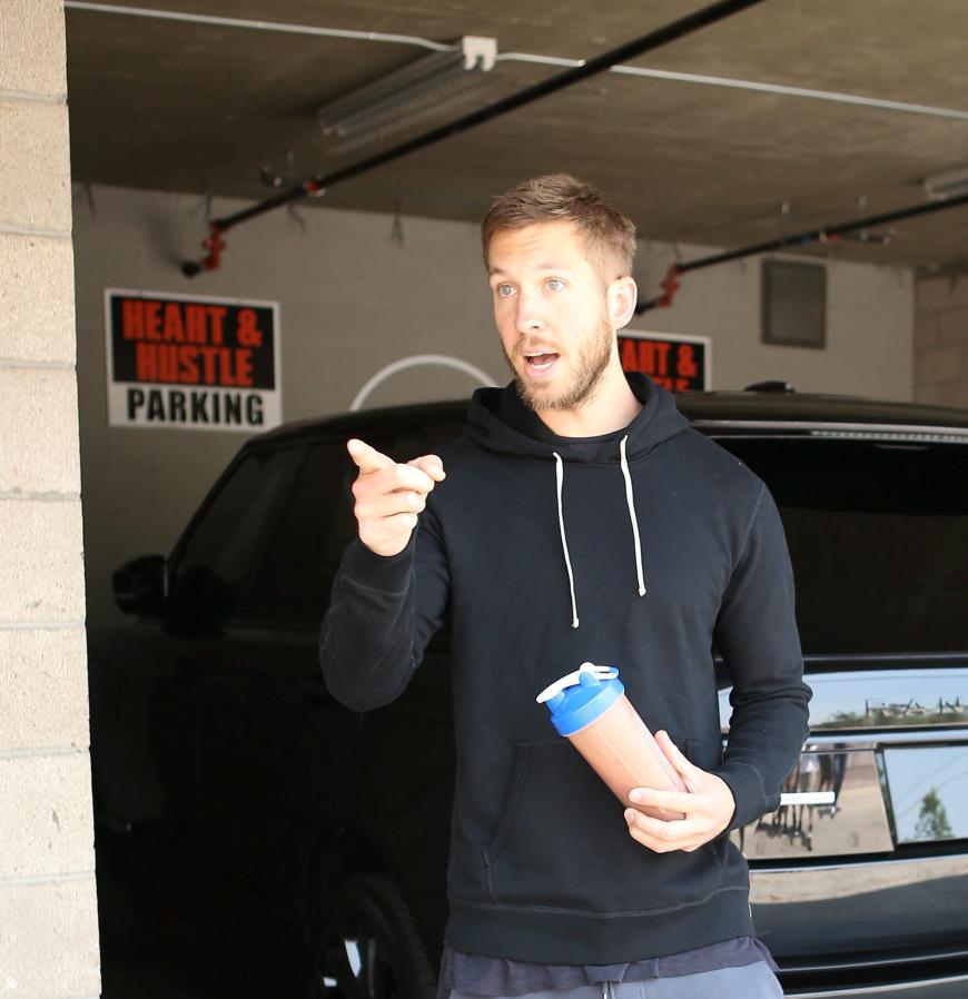 Den DJ nervt es extrem, dass Taylor ihn schon ersetzt hat. Seitdem die die Kussfotos von ihr erschienen ist, stichelt Calvin auf Social Media gegen seine Ex.