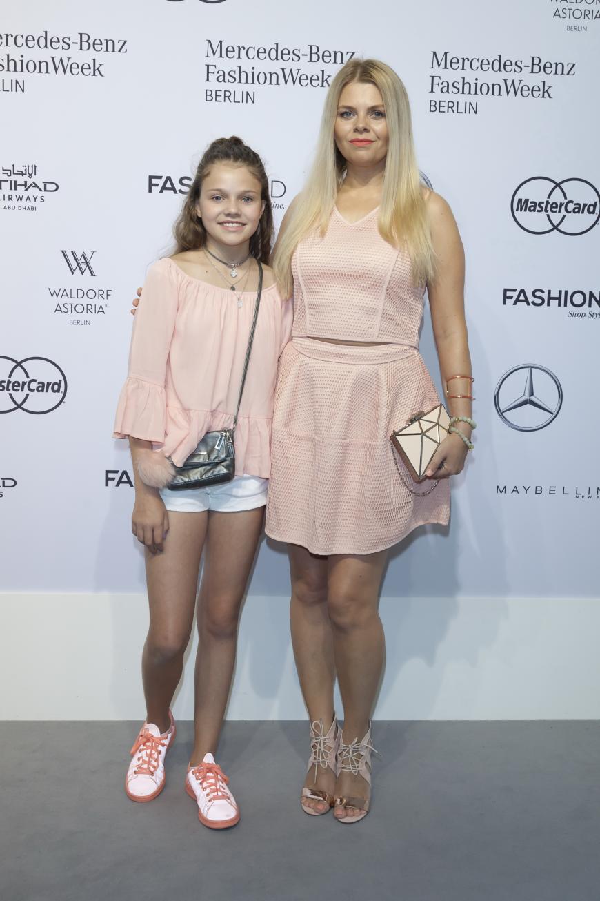 Süß: Anne-Sophie Briest und Tochter Faye Montana kamen in farblich aufeinander abgestimmten Outfits zur Riani Show.