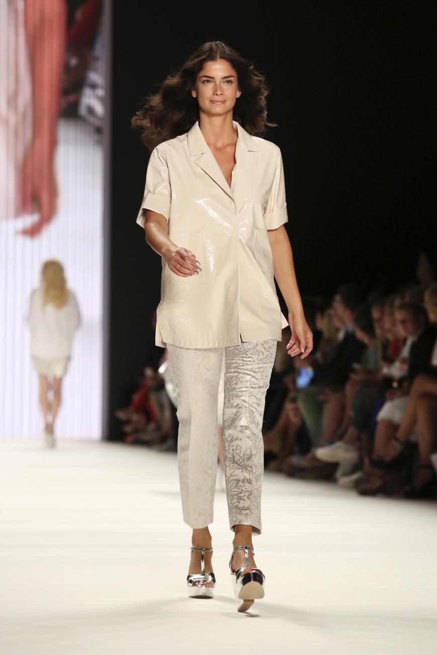 Shermine Sharivar lief bei Riani über den Catwalk.