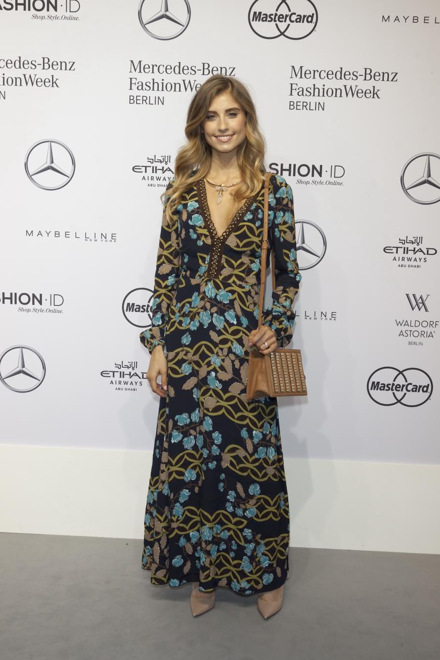 Cathy Hummels auf dem Weg zu Riani im Maxi-Kleid
