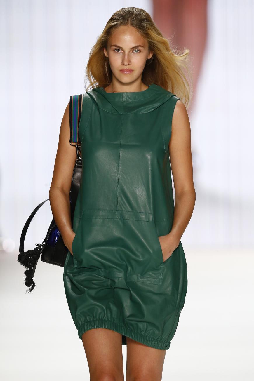 Bei GNTM landete sie auf dem 2. Platz - ihr Fashion-Week-Debüt absolvierte Elena Carrière dafür wie eine Siegerin. Die hübsche Hamburgerin lief für das Label Riani.
