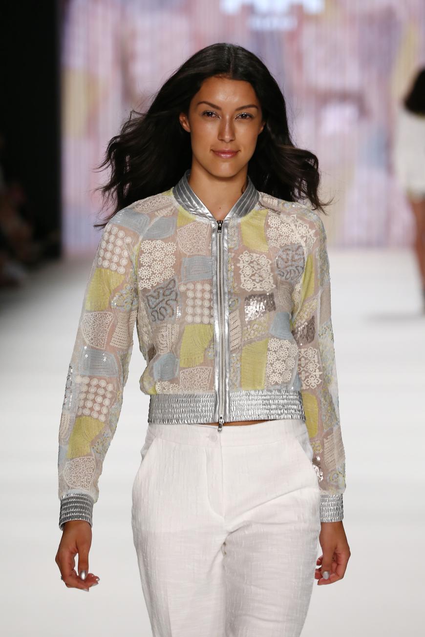Auf der Fashion Week längst zu Hause: Rebecca Mir wird bereits seit Jahren als Laufsteg-Model engagiert. Fünf Jahre nach ...